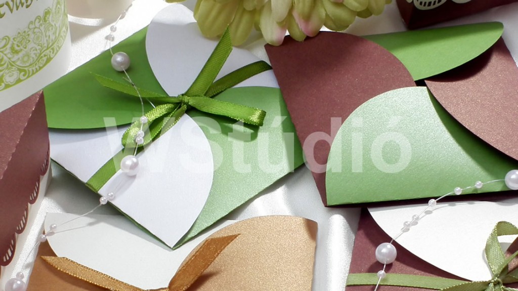 Szirom alakú esküvői meghívó zöld fehér színben